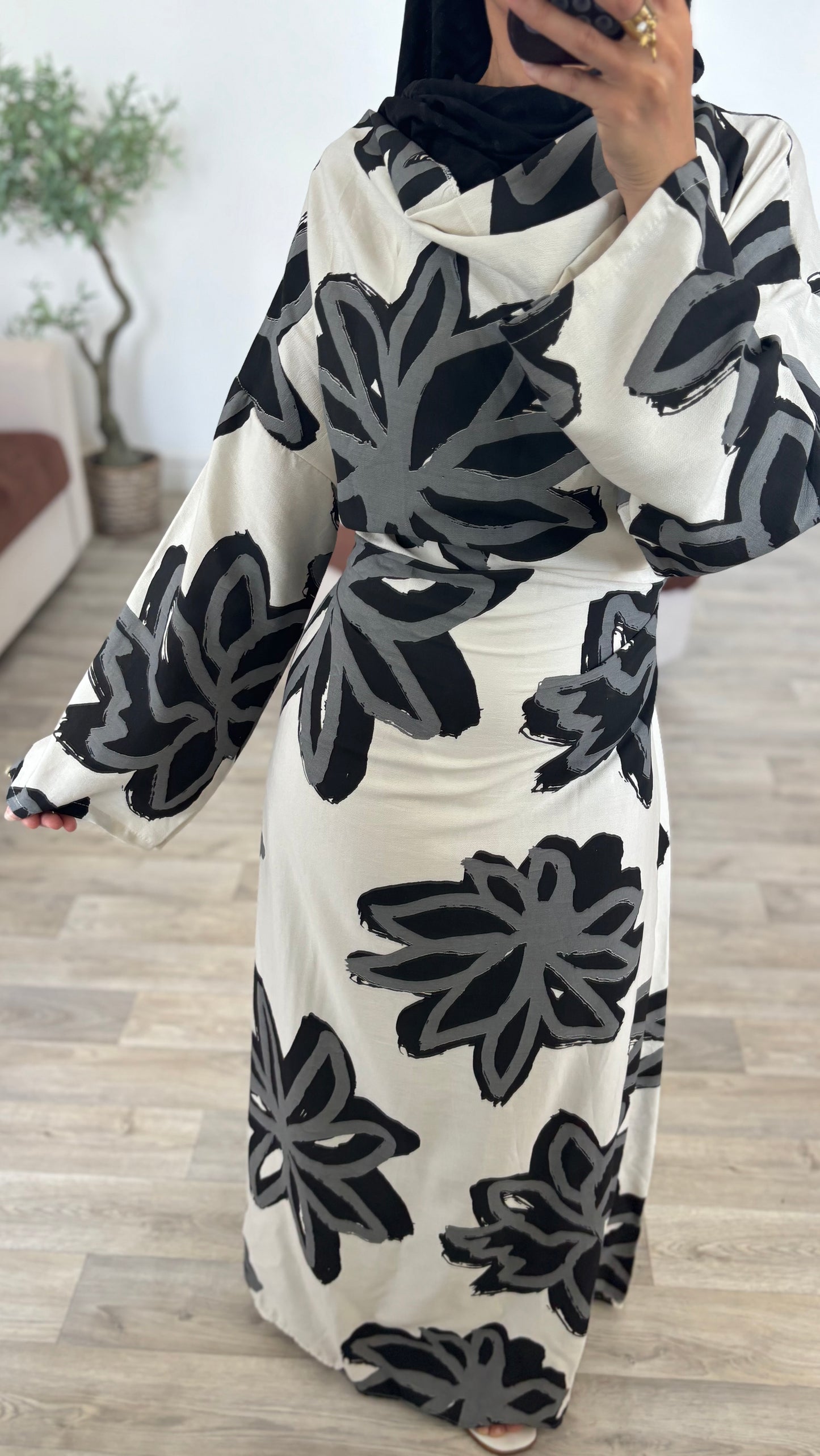 Robe ajustable au dos , col tombant.