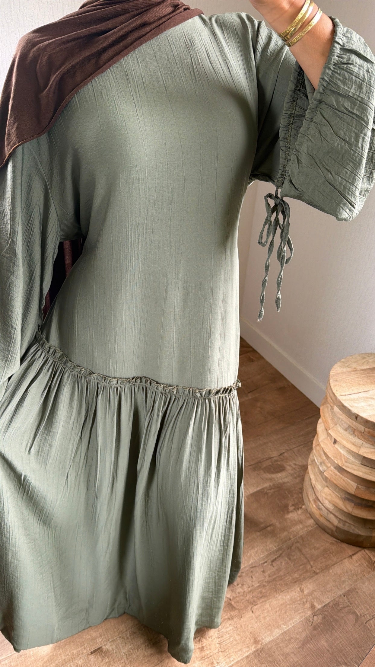 Robe ajustable au dos et au manches