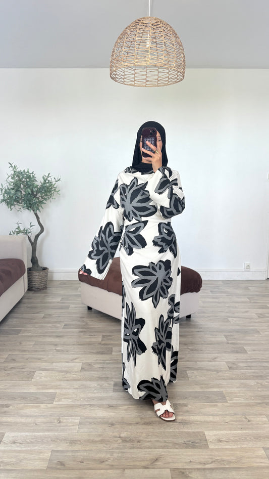 Robe ajustable au dos , col tombant.