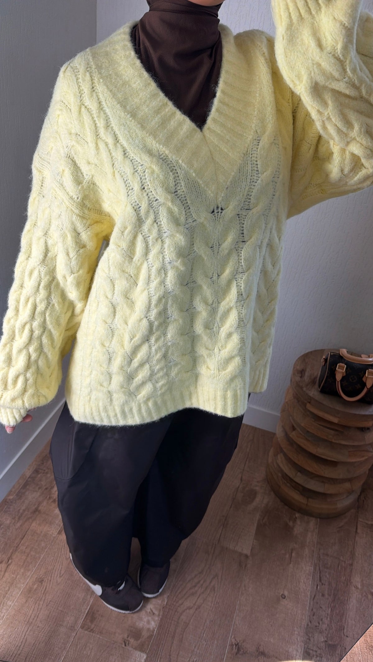 Pull tressé col V