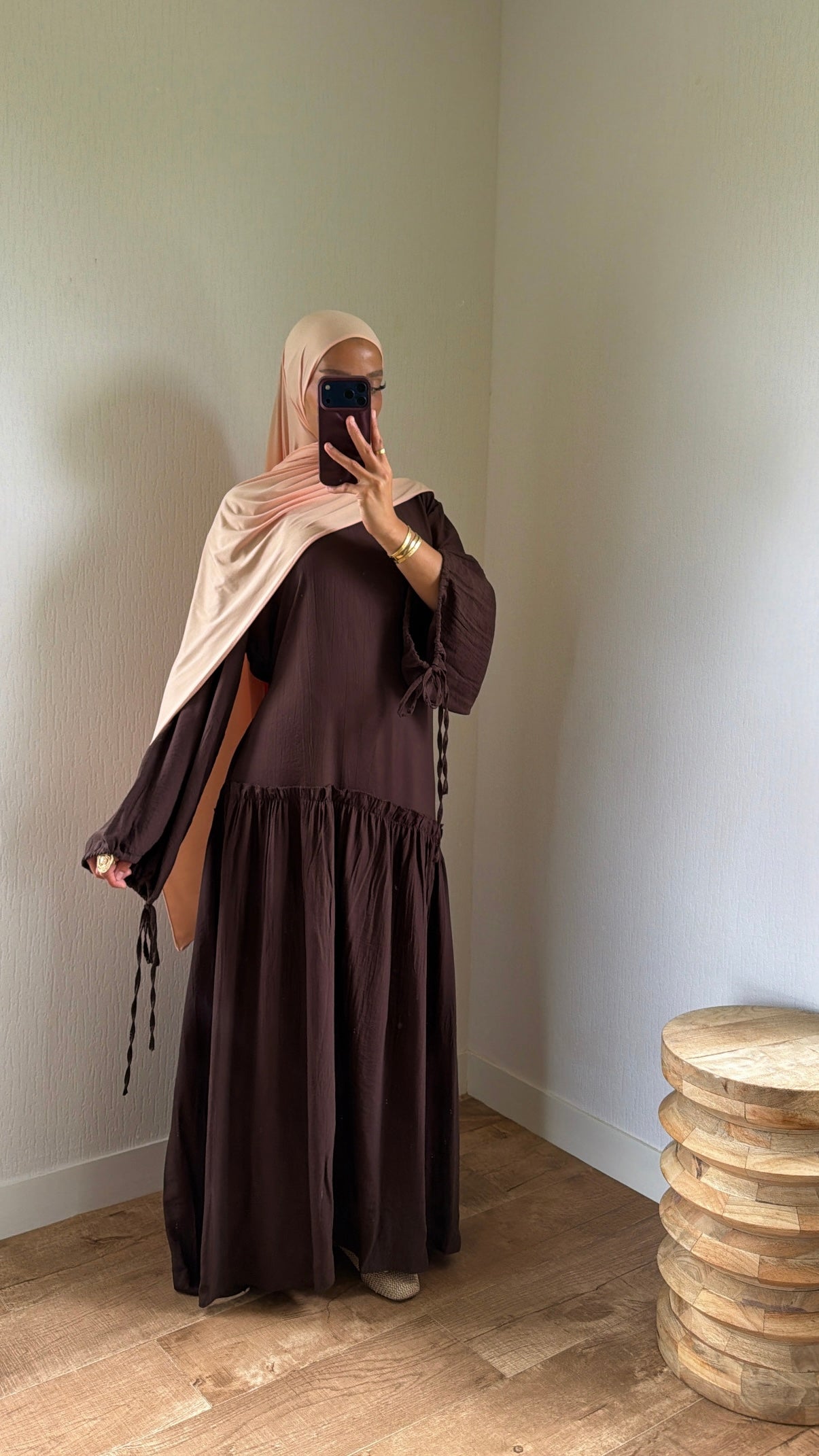 Robe ajustable au dos et au manches