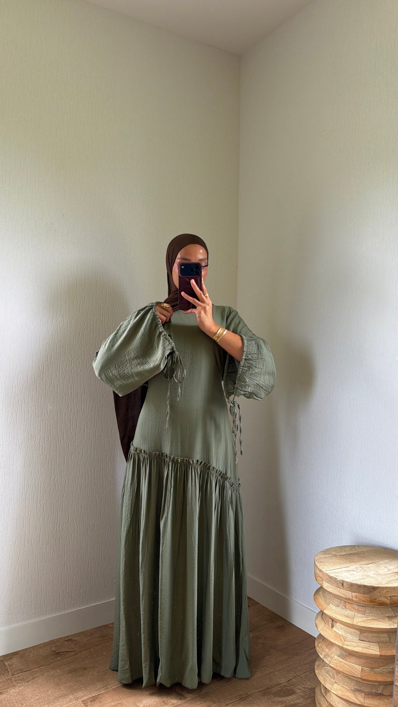 Robe ajustable au dos et au manches