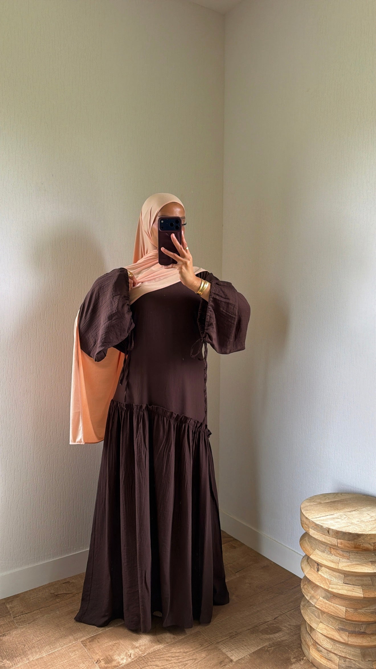 Robe ajustable au dos et au manches