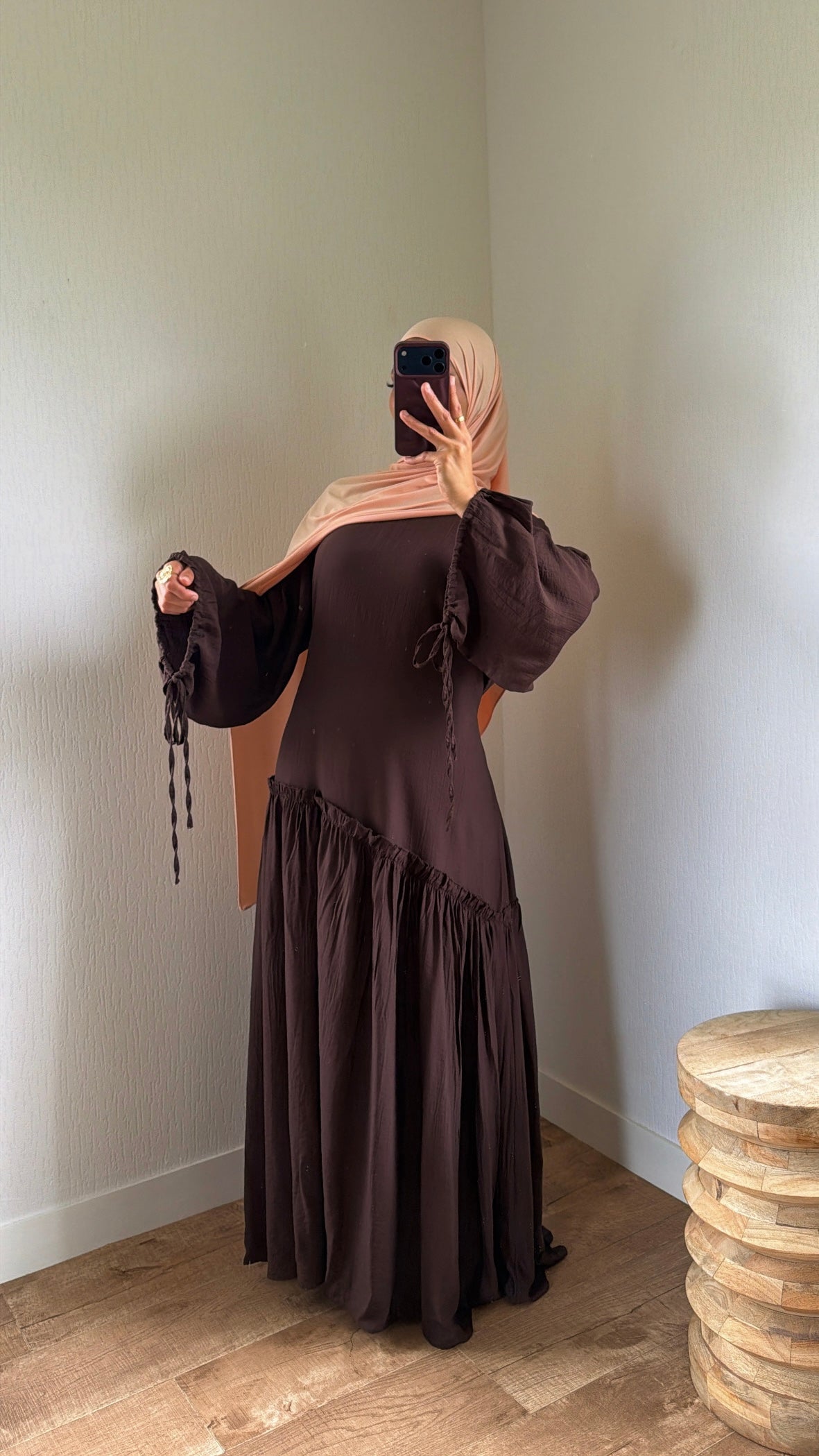 Robe ajustable au dos et au manches