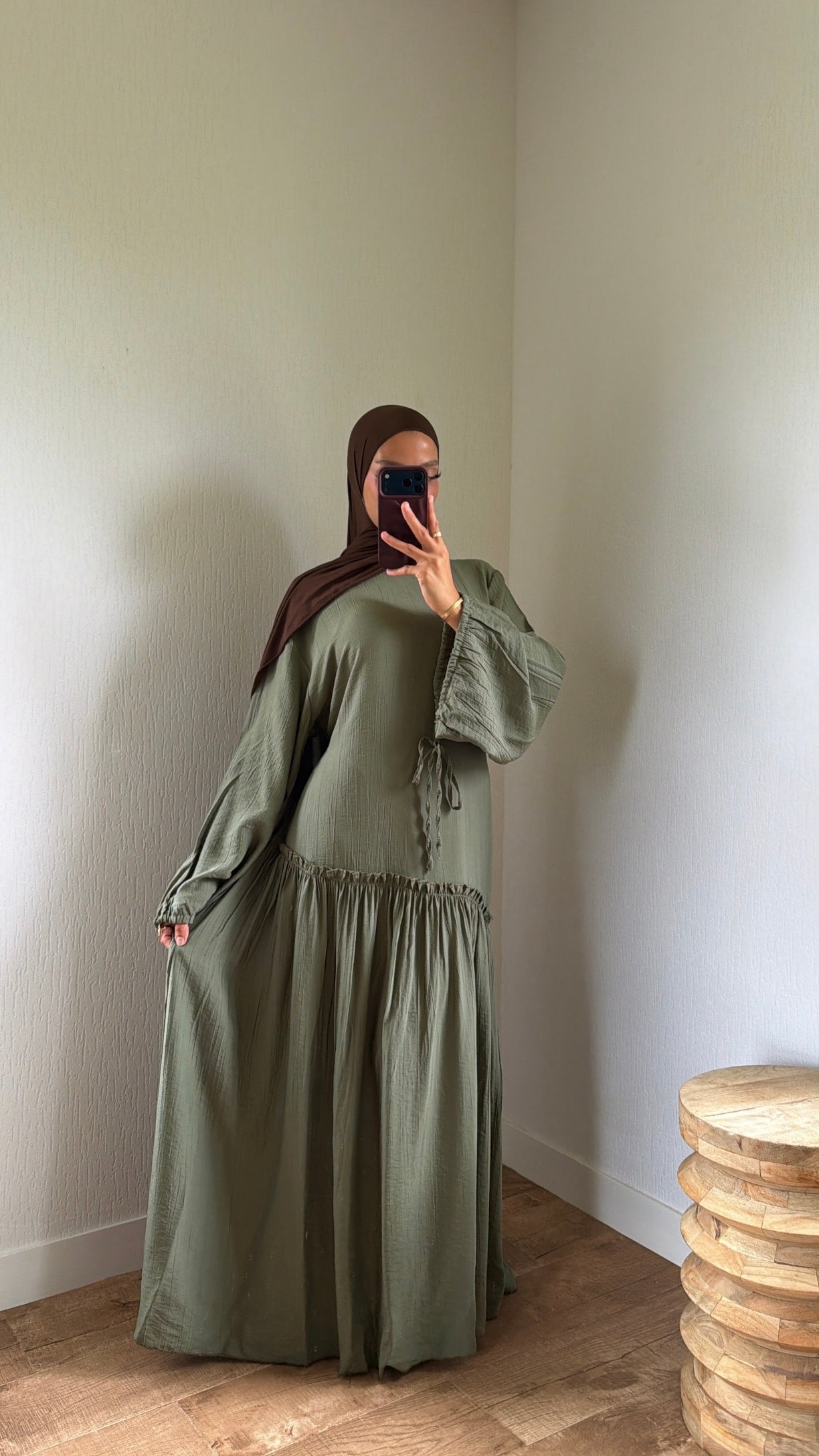 Robe ajustable au dos et au manches